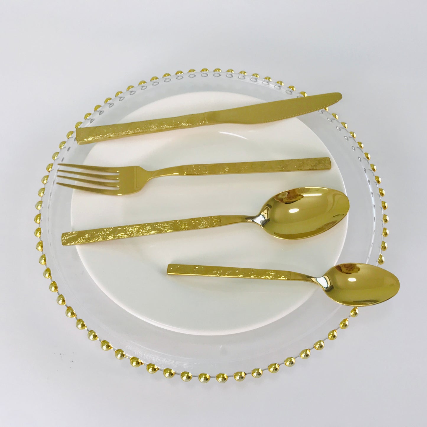 Shinning gold dinnerware with stone texture handles