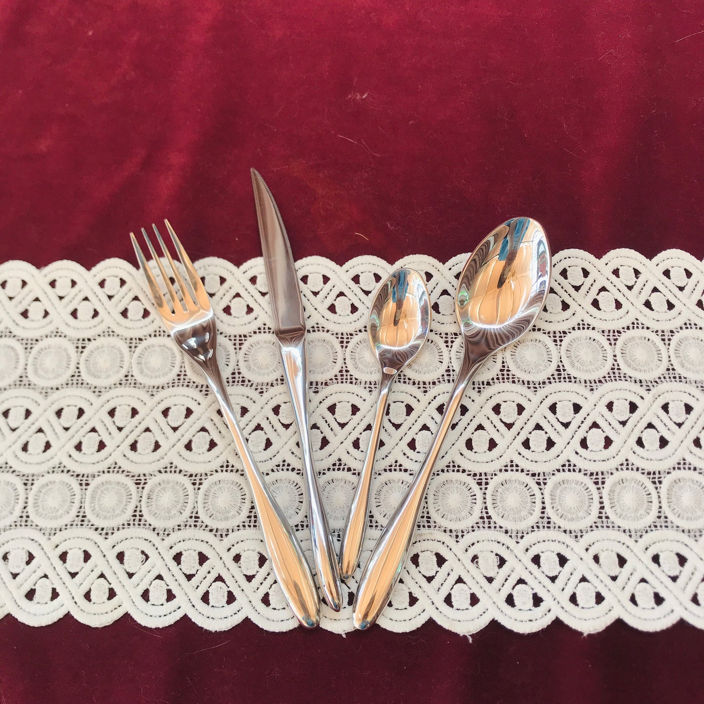 Flatware set with nice shape handle