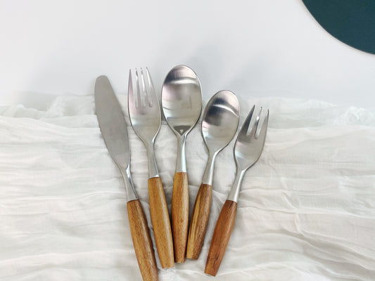 18/10 5-piece flatware with wooden handles WA123