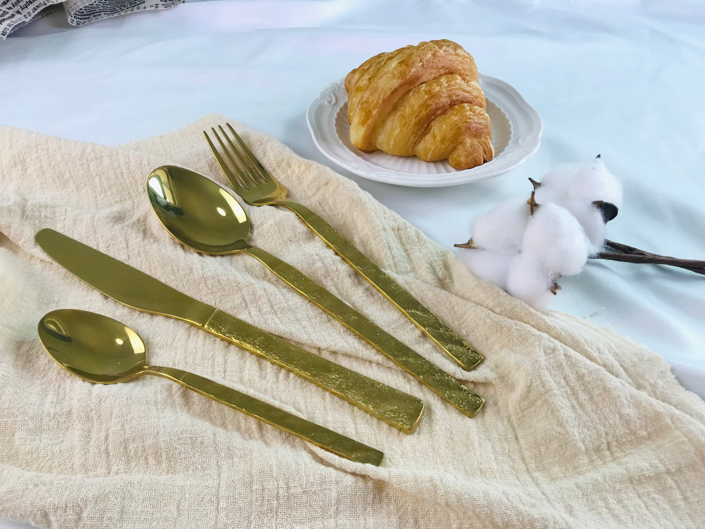 Shinning gold dinnerware with stone texture handles