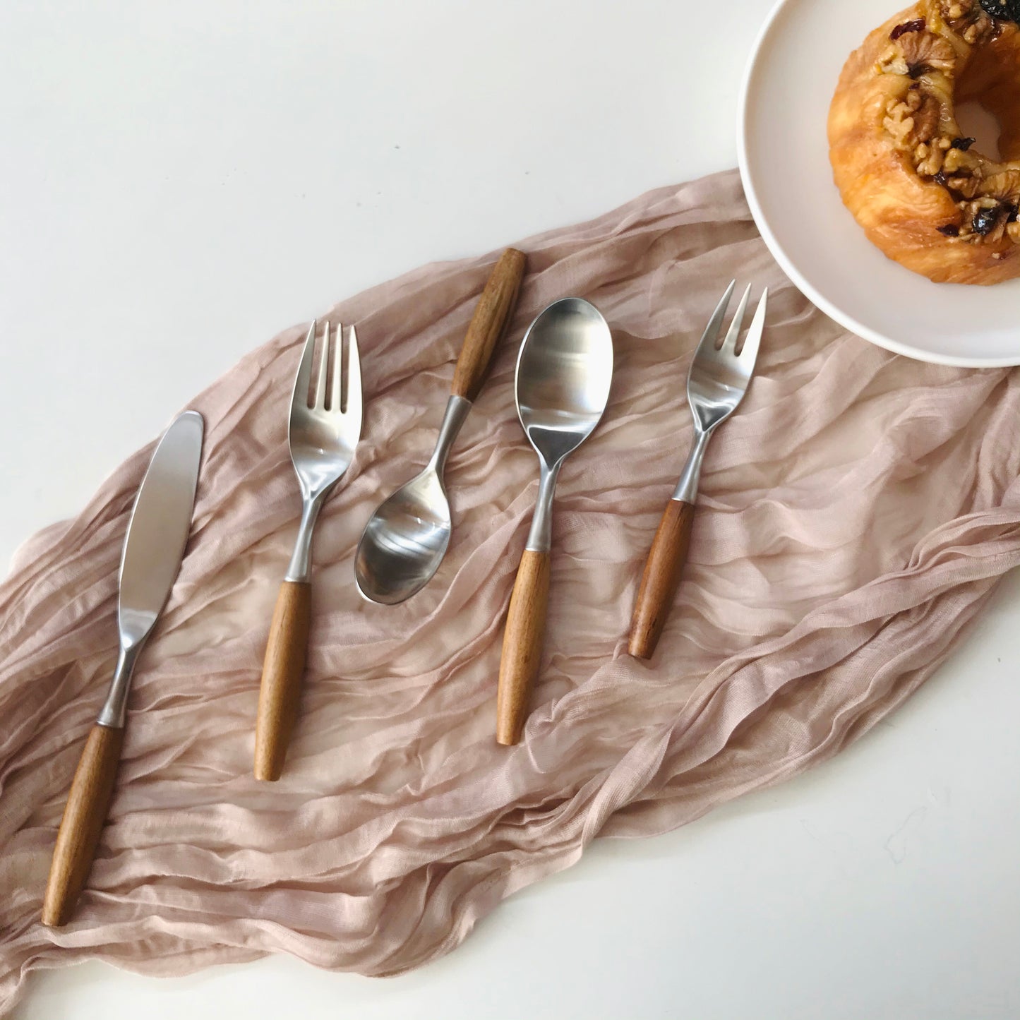 18/10 5-piece flatware with wooden handles WA123