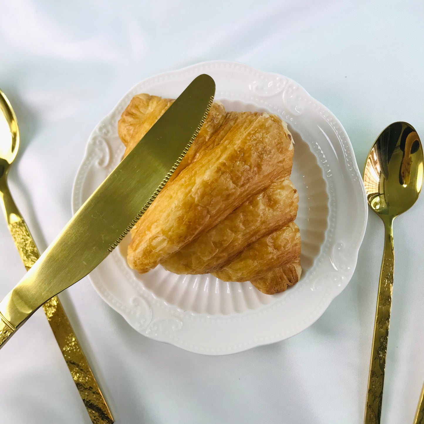 Shinning gold dinnerware with stone texture handles