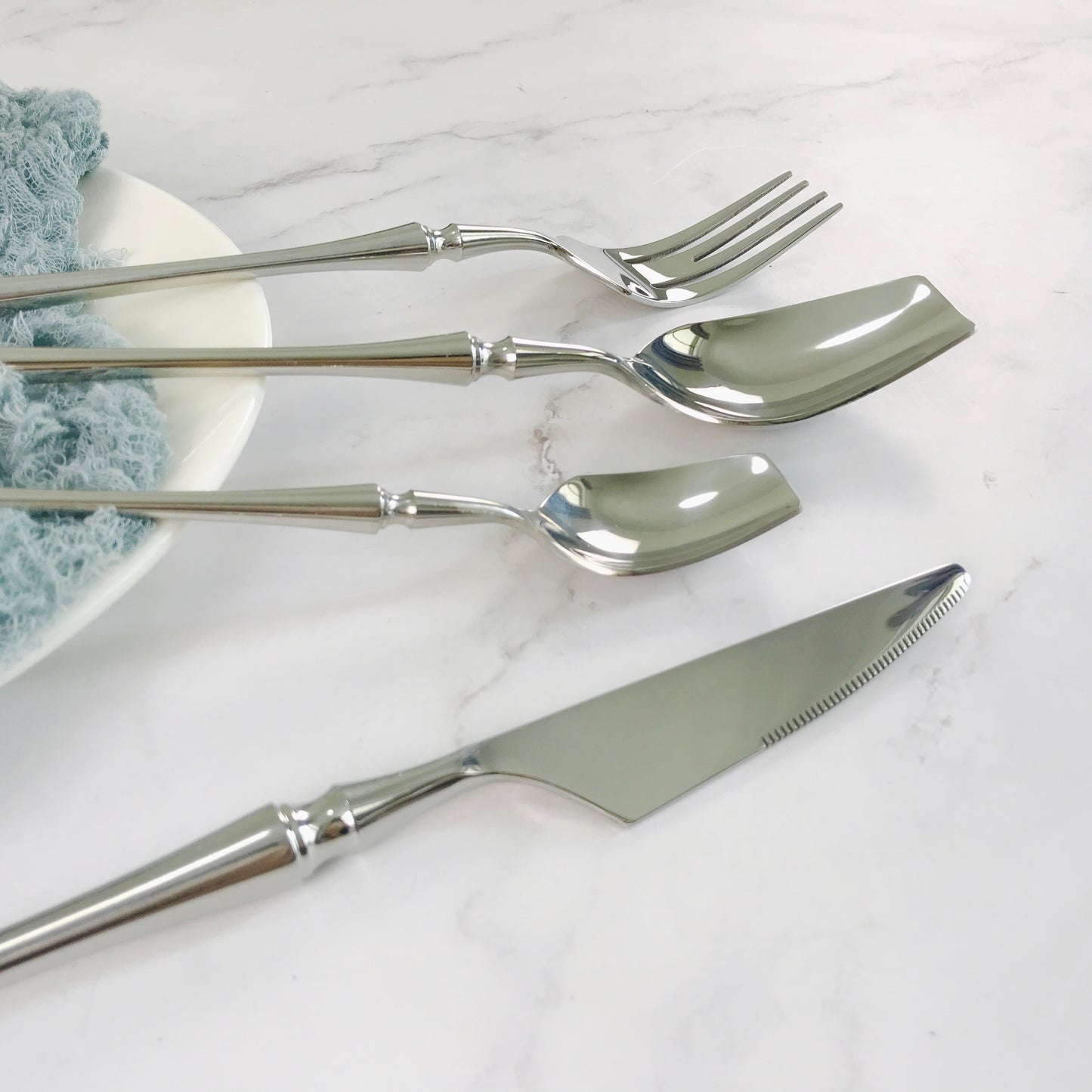 Food-grade cutlery with slim waist design