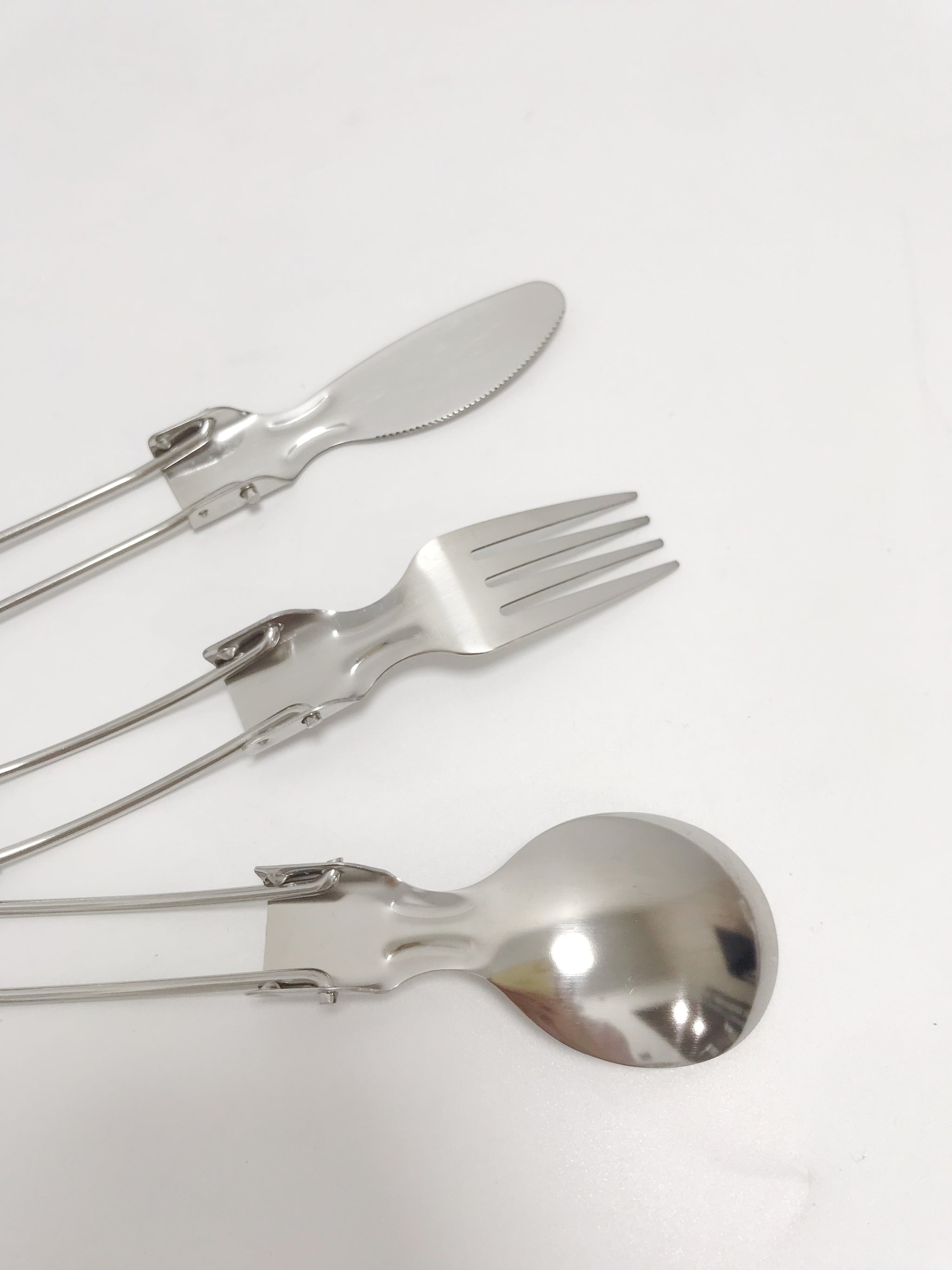 Foldable portable cutlery set