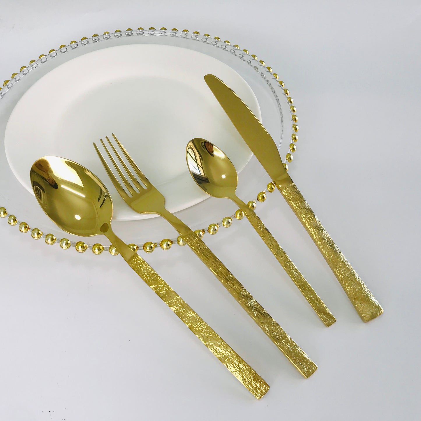 Shinning gold dinnerware with stone texture handles