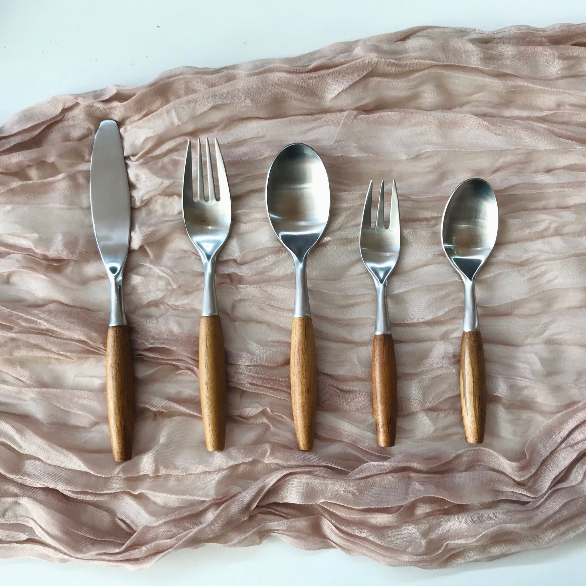 18/10 5-piece flatware with wooden handles WA123