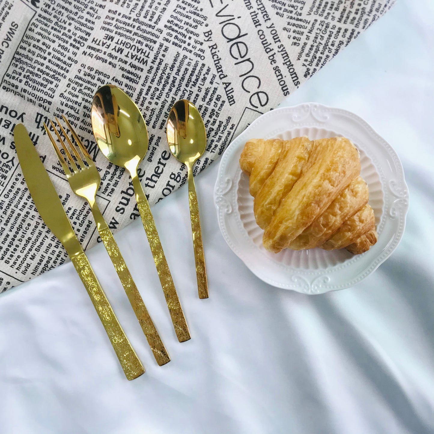 Shinning gold dinnerware with stone texture handles