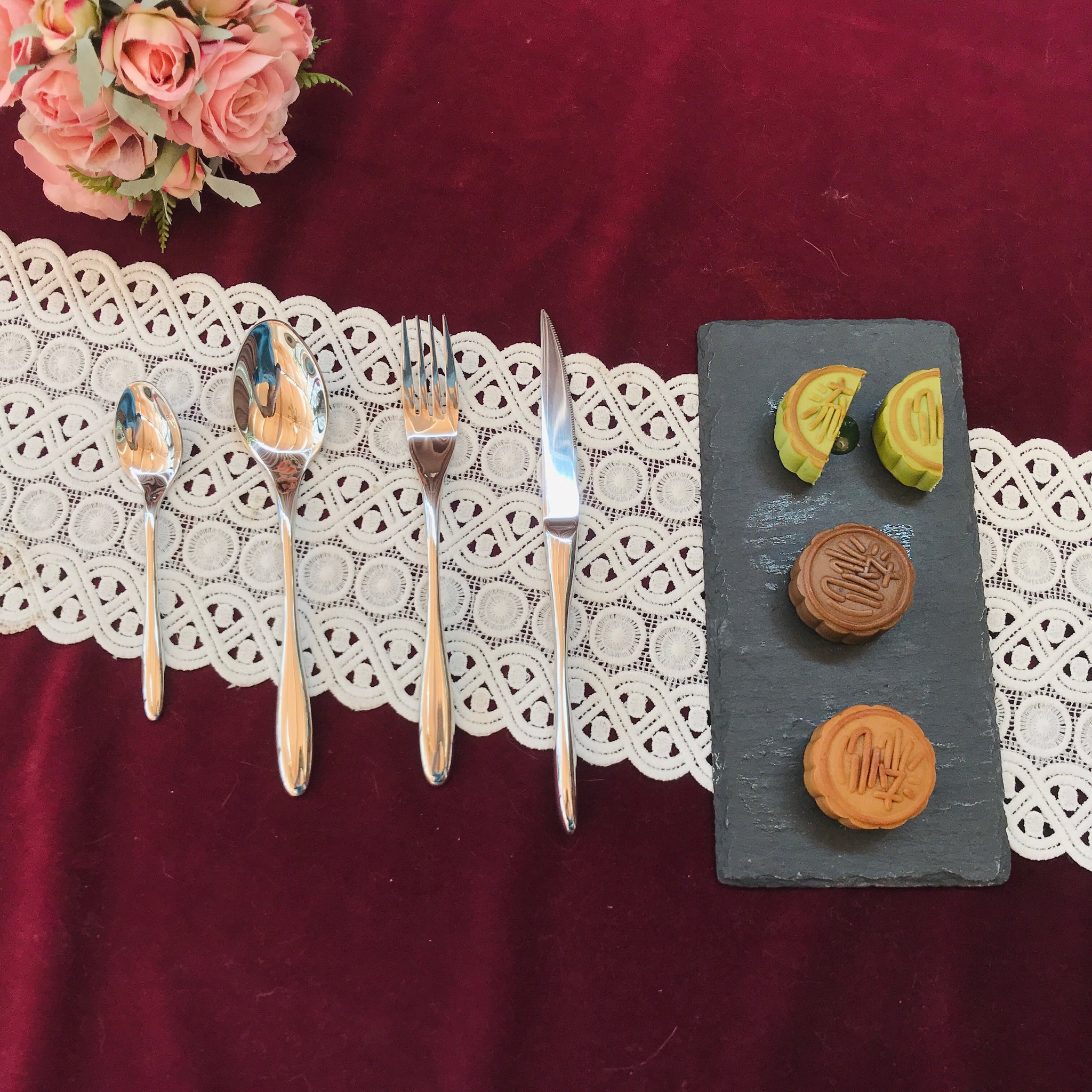 Flatware set with nice shape handle
