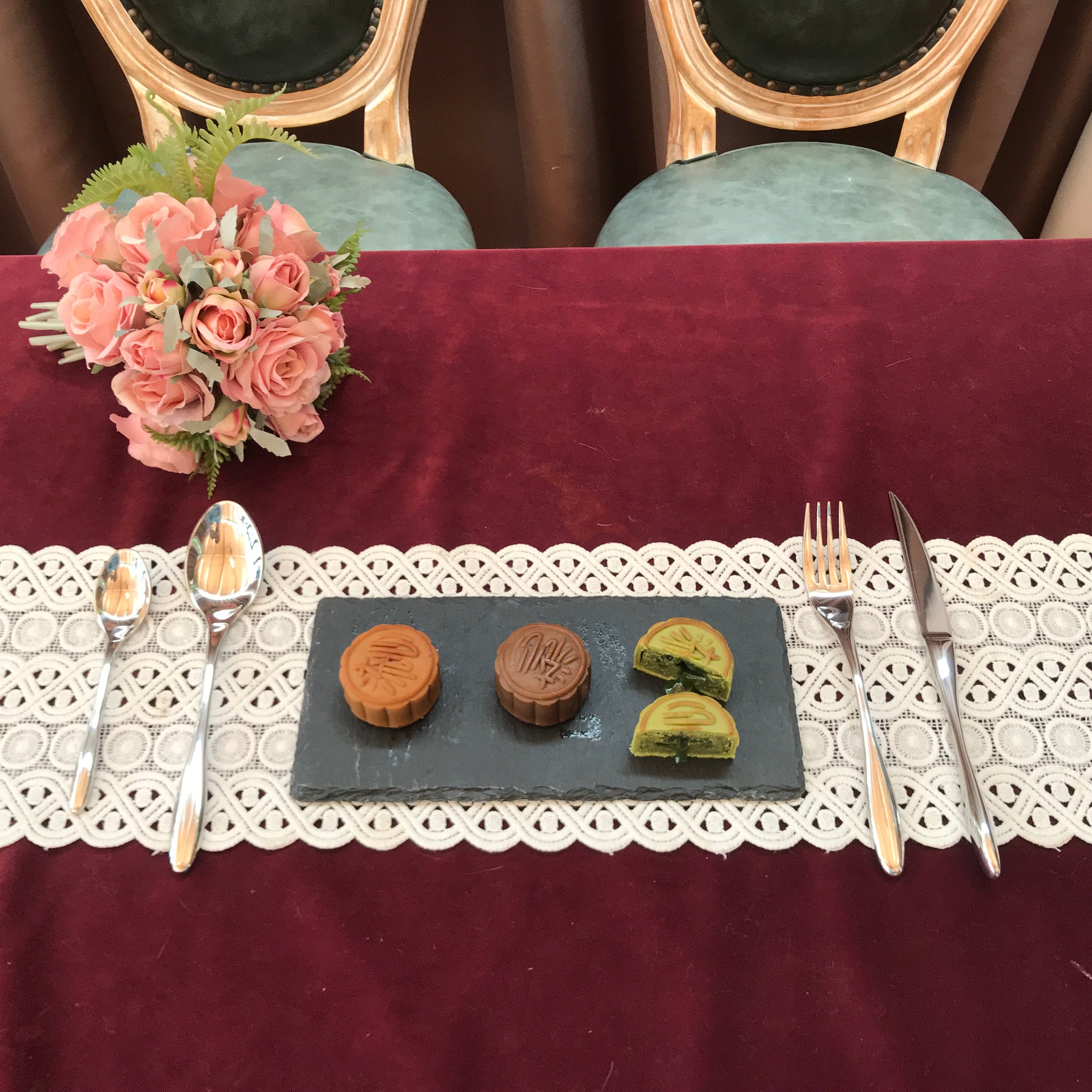 Flatware set with nice shape handle