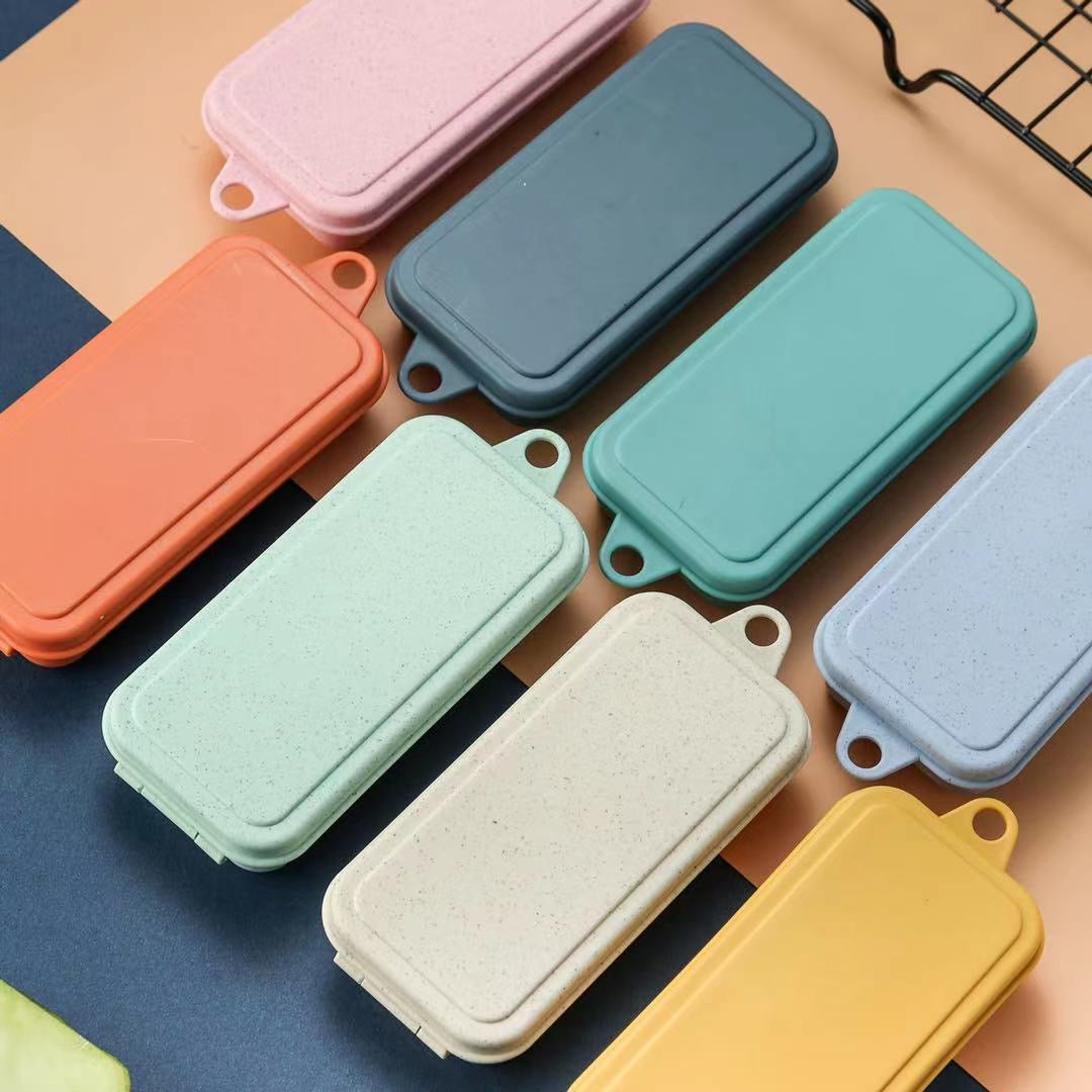 Foldable portable cutlery set