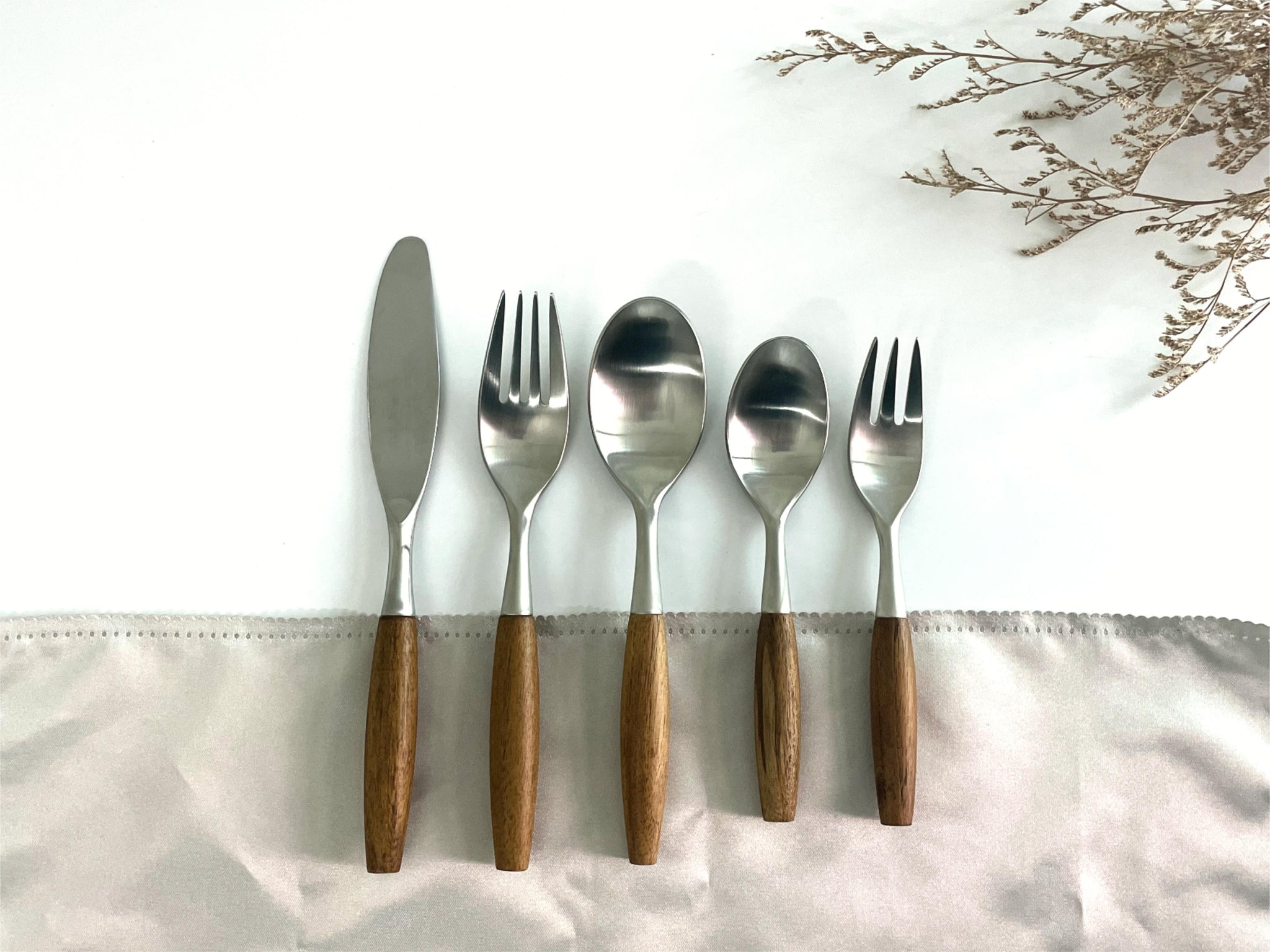 18/10 5-piece flatware with wooden handles WA123