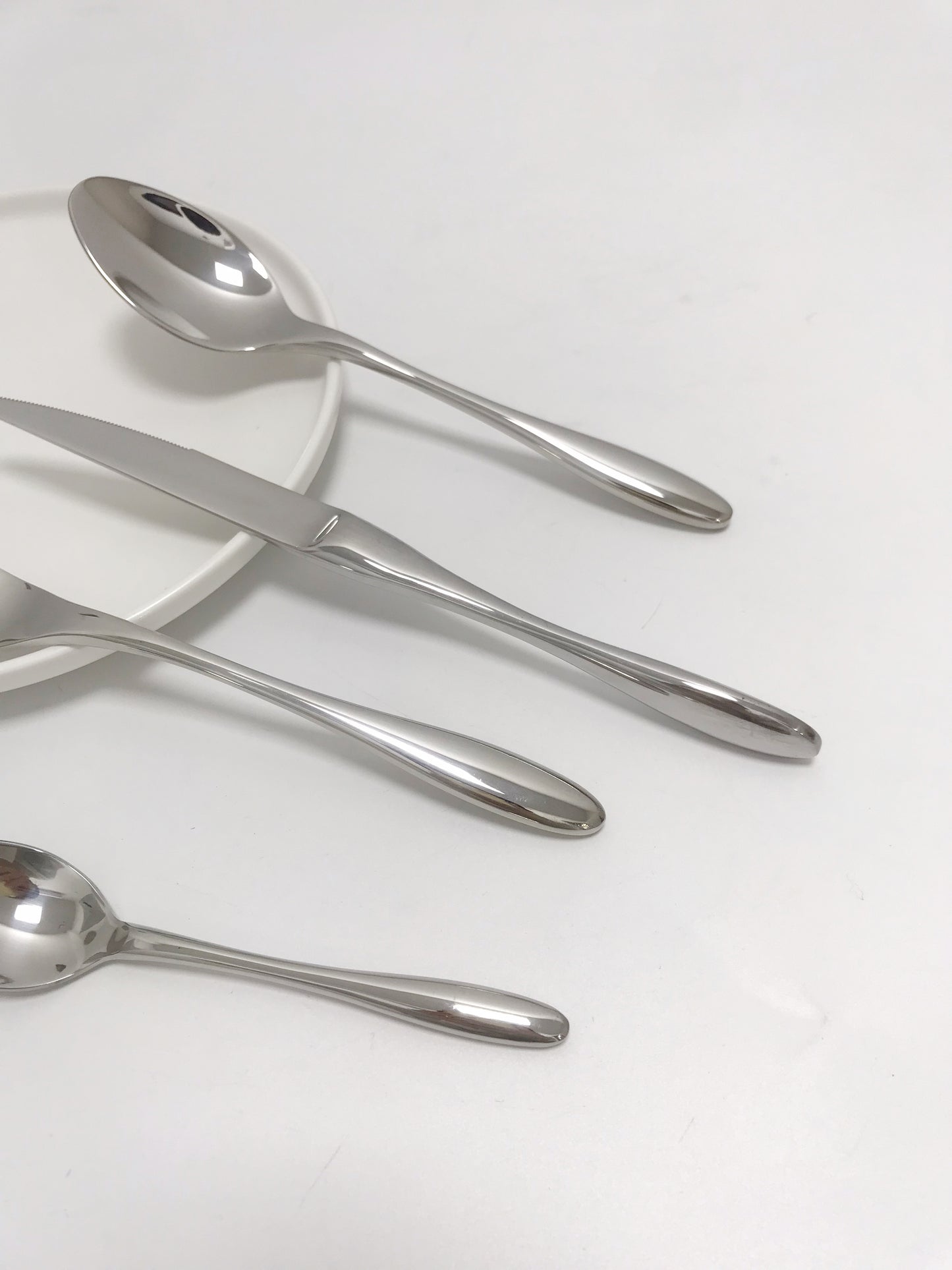 Flatware set with nice shape handle