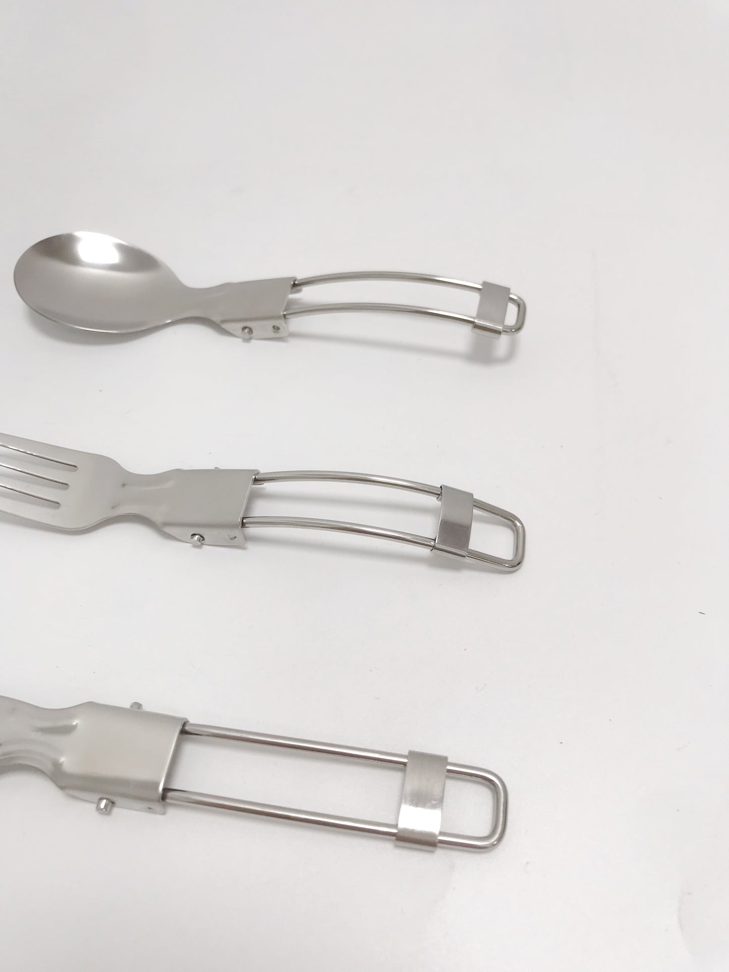 Foldable portable cutlery set