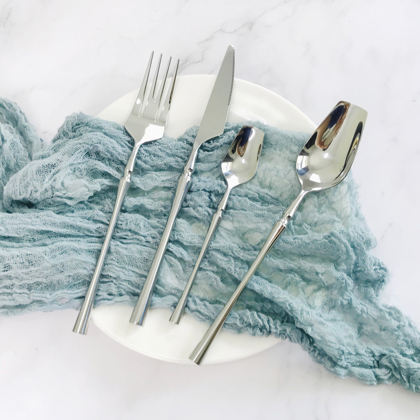 Food-grade cutlery with slim waist design